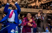 nguoi nha tiep tay cho trom khoang sach vali day tien trong nha cuu tong thong zimbabwe