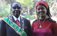 nguoi nha tiep tay cho trom khoang sach vali day tien trong nha cuu tong thong zimbabwe