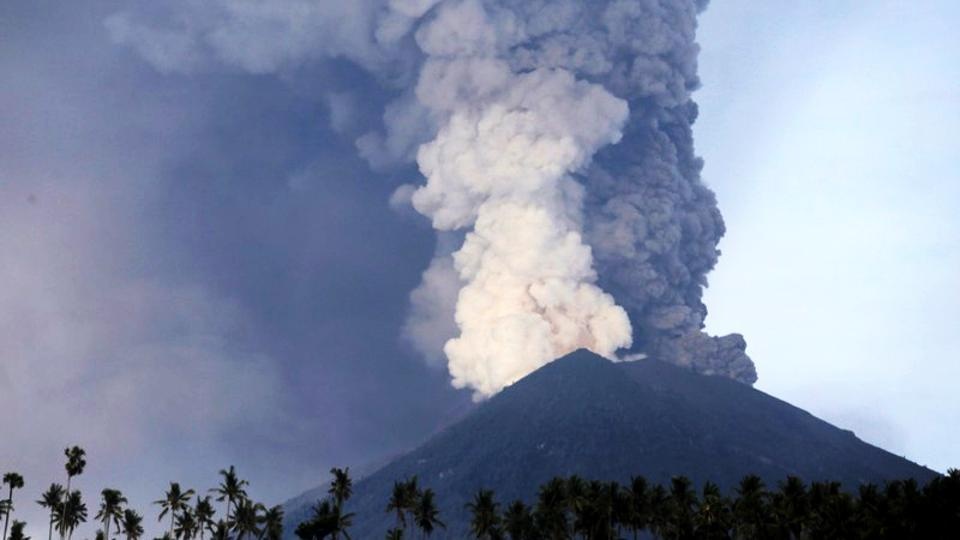 indonesia gia han lenh dong cua san bay tai bali vi nui lua