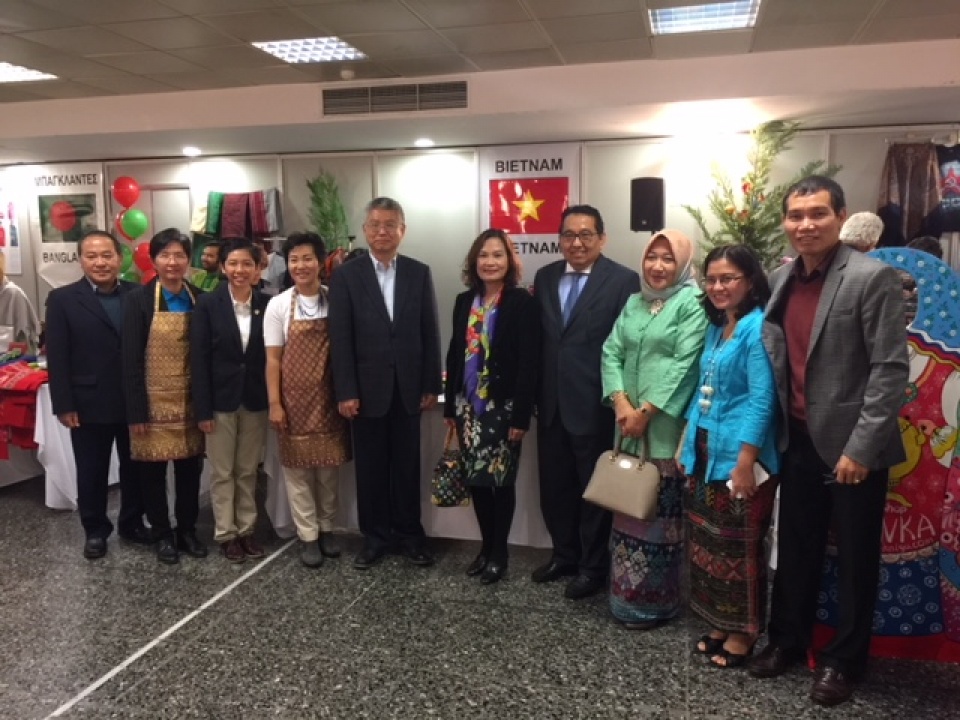 dai su quan viet nam tai hy lap tham gia hoi cho tu thien