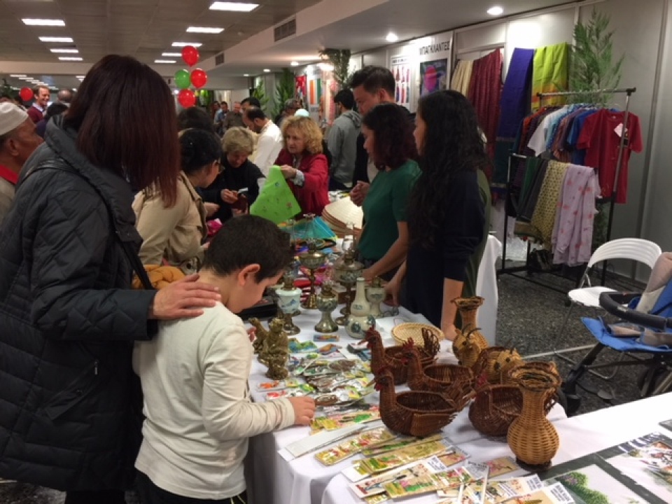 dai su quan viet nam tai hy lap tham gia hoi cho tu thien