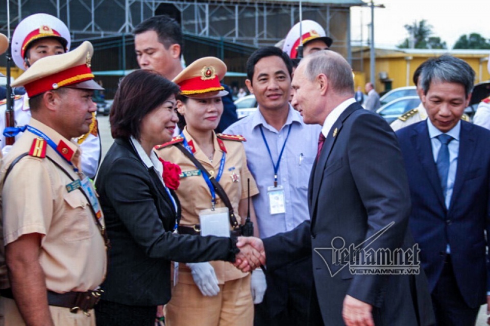 cai bat tay vuot qua nghi le ngoai giao cua tong thong putin