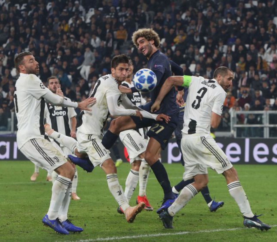 mu va niem hy vong lon tu quan bai giau trong tay ao cua mourinho