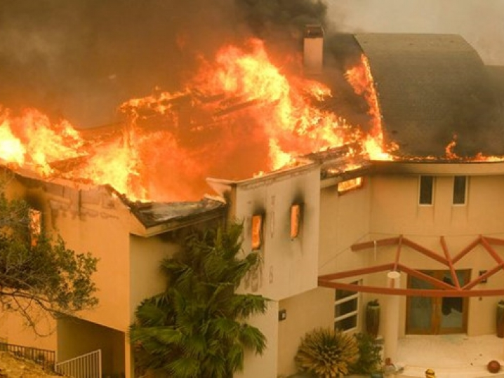 Lady Gaga cùng loạt sao Hollywood có nguy cơ mất nhà vì hỏa hoạn