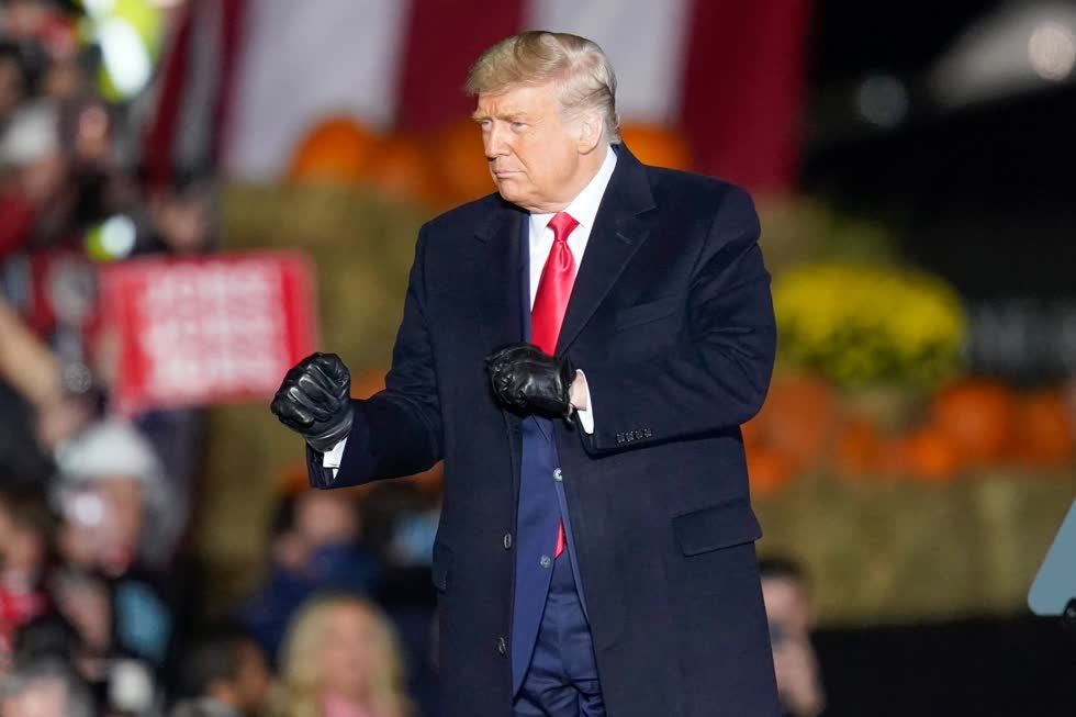 Bầu cử Mỹ 2020: Ông Trump nói về 'chiến thắng dễ dàng', đội ngũ tranh cử bị điều tra, bắt đầu có biểu tình Bầu cử Mỹ 2020: Ông Trump nói về 'chiến thắng dễ dàng', đội ngũ tranh cử bị điều tra, bắt đầu có biểu tình