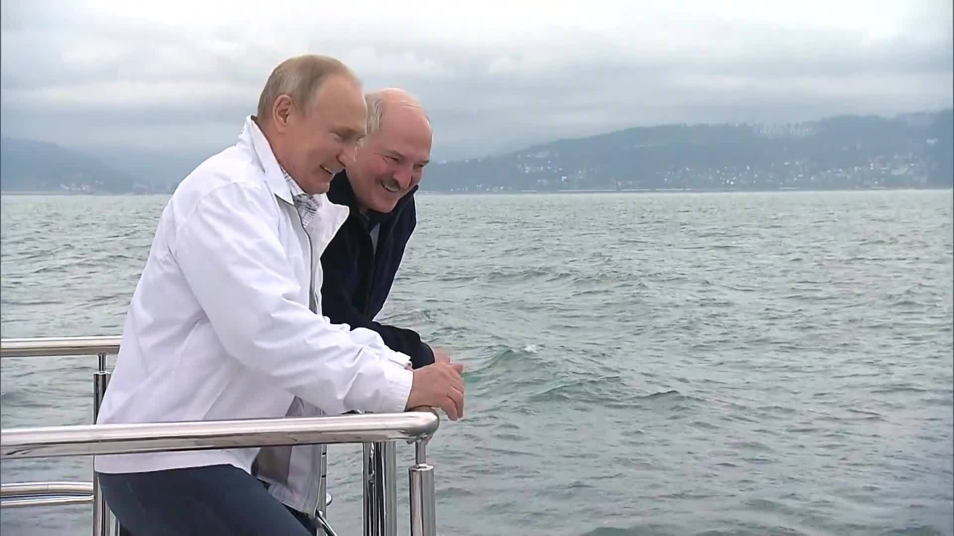 Tổng thống Nga và người đồng cấp Belarus trên mọt du thuyền ở Biển Đen hồi tháng 5. (Nguồn: Ruptly)