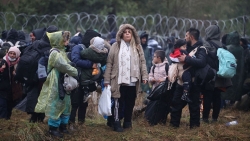 Người di cư dồn về biên giới, Ba Lan đóng cửa khẩu, Belarus nói về phát súng trong video