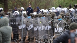 Khủng hoảng di cư ở biên giới với Belarus chưa xuôi, Ba Lan quay sang tố Tổng thống Nga làm 'đạo diễn'