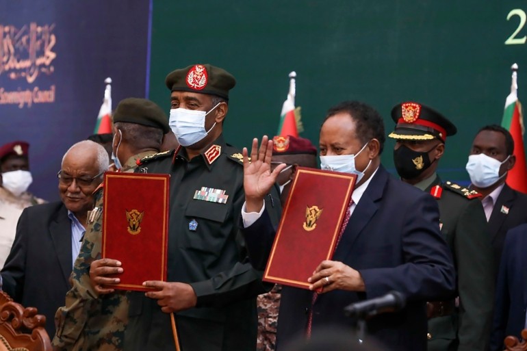 Thủ tướng Hamdok (phải) và Tướng Al-Burhan trong lễ ký thỏa thuận tối 20/11 tại Khartoum. (Nguồn: AP)