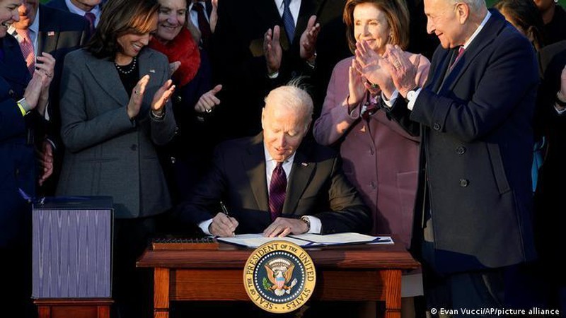 Tổng thống Mỹ Joe Biden ký thành luật dự luật cơ sở hạ tầng trị giá 1 nghìn tỷ USD ở bên ngoài Nhà Trắng ngày 15/11. (Nguồn: AP)