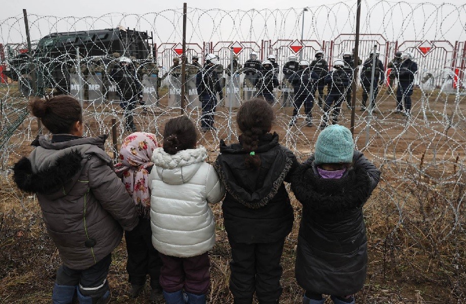 Trẻ em di cư ở biên giới Ba Lan-Belarus ngày 17/11. (Nguồn: AFP)`