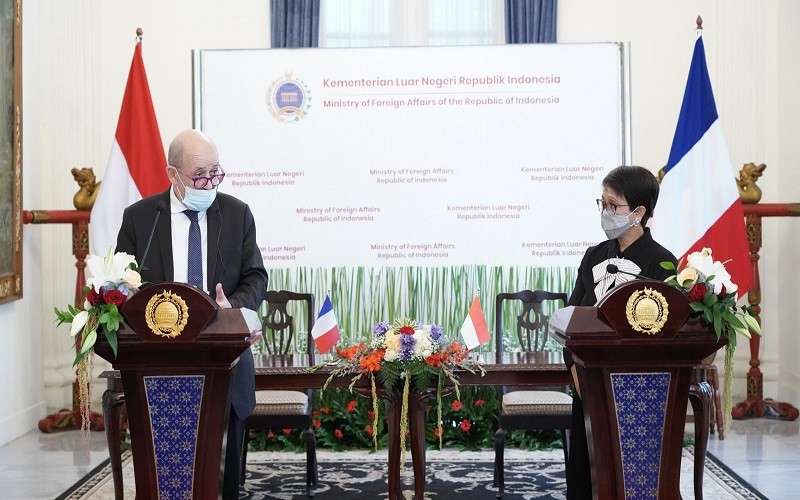 Ngoại trưởng Pháp (trái) cùng người đồng cấp chủ nhà Retno ngày 24/11 opwr Jakarta. (Nguồn: Kabar24)`