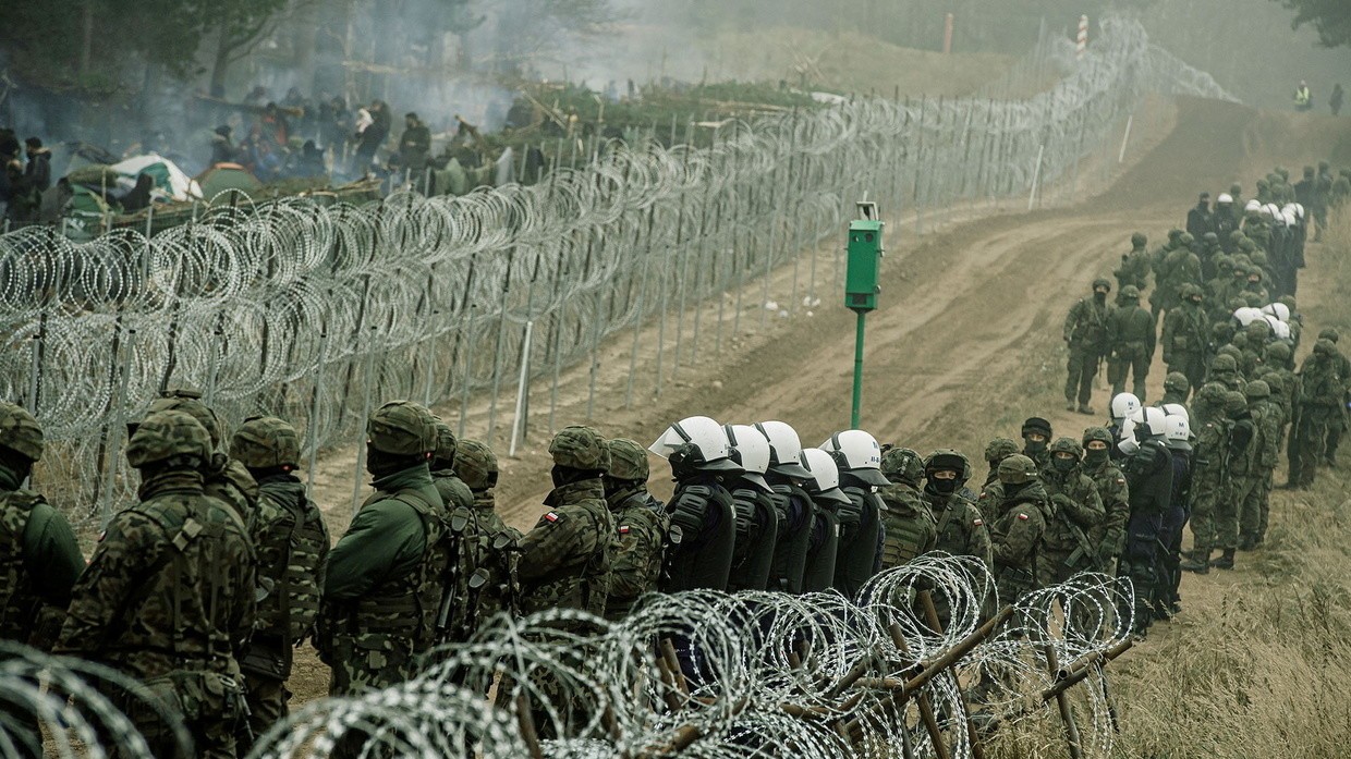 Các binh sĩ Ba Lan canh gác tại biên giới với Belarus ngày 12/11. (Nguồn: Reuters)