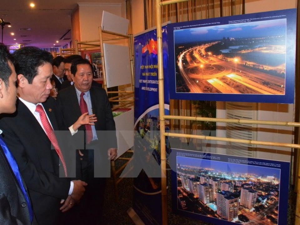 Khai mạc Triển lãm “Việt Nam - Điểm hẹn của Campuchia năm 2017” khai mac trien lam viet nam diem hen cua campuchia nam 2017