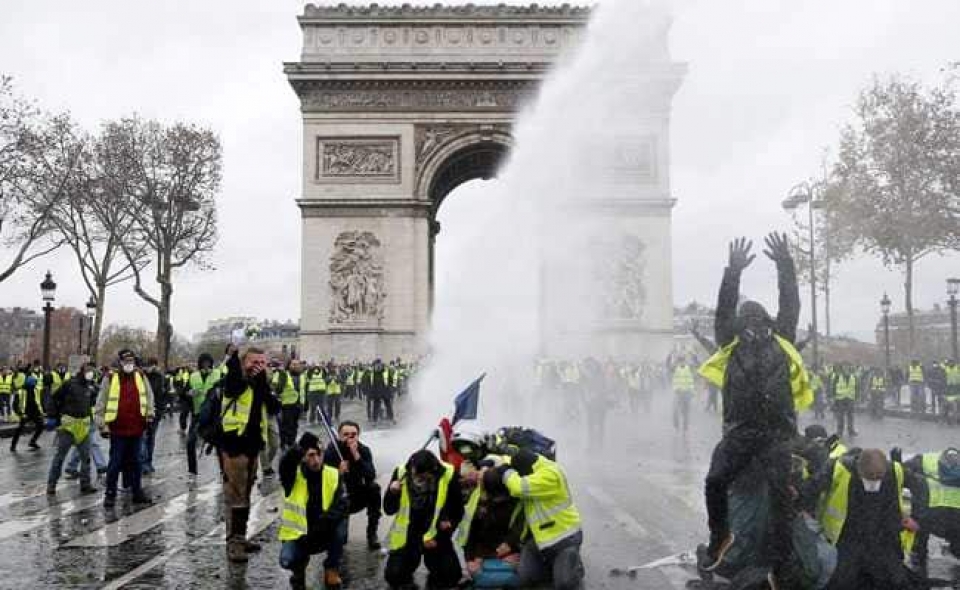 phap tong thong macron tim bien phap giai quyet tinh trang cang thang