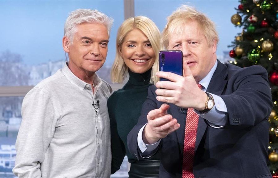 sau tat ca thu tuong anh lai su dung ngay dien thoai huawei de selfie