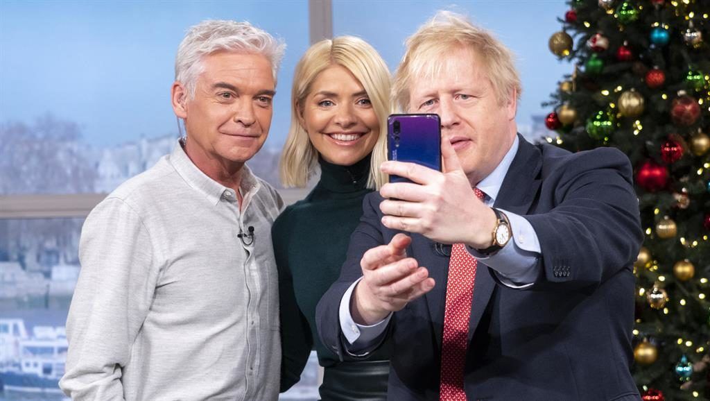 sau tat ca thu tuong anh lai su dung ngay dien thoai huawei de selfie