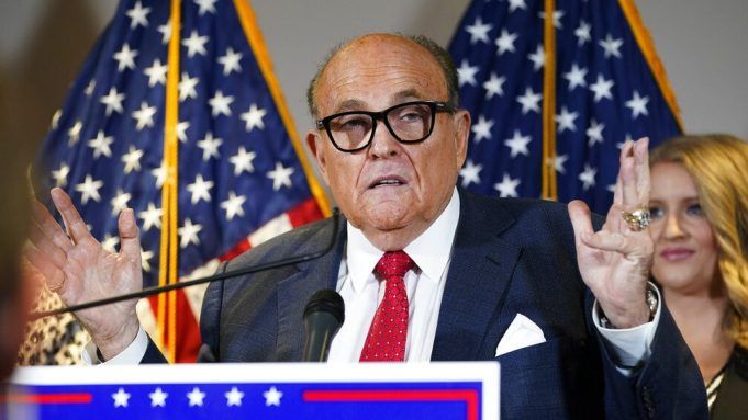 Tổng thống Trump nhận tin cực buồn, nhóm pháp lý ở các chiến dịch đối mặt nguy cơ như 'rắn mất đầu'