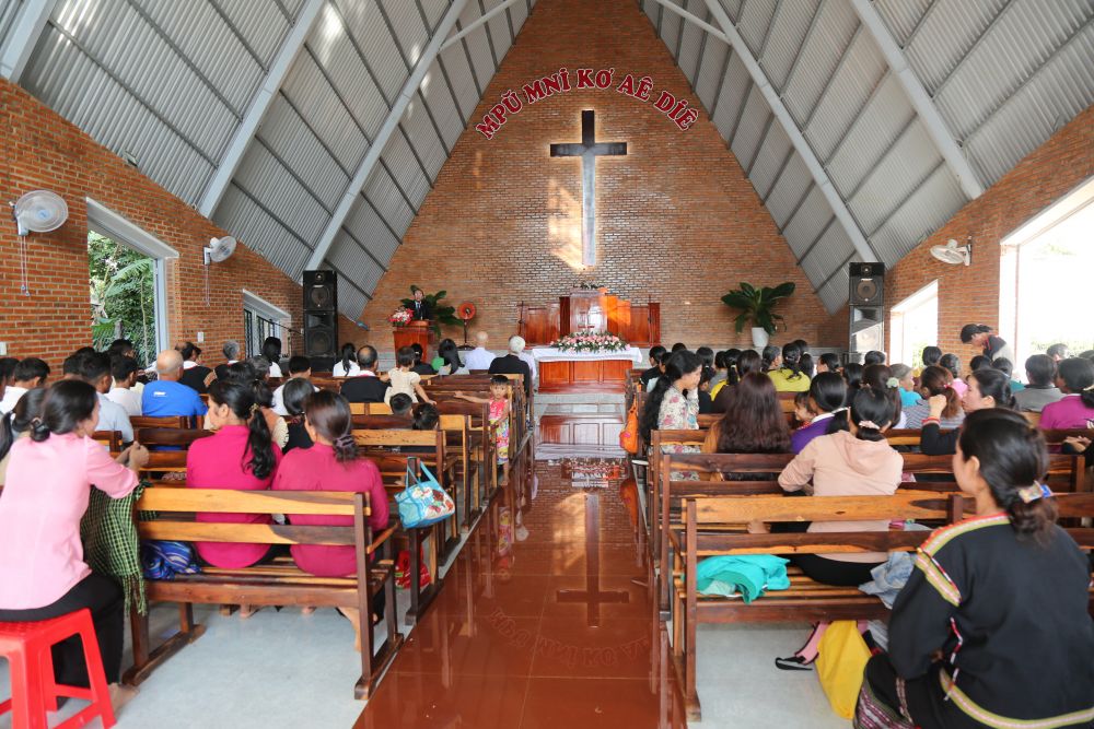 Cuộc sống rất khác ở Tây Nguyên (kỳ II): Sinh hoạt tôn giáo cởi mở, gắn đạo với đời