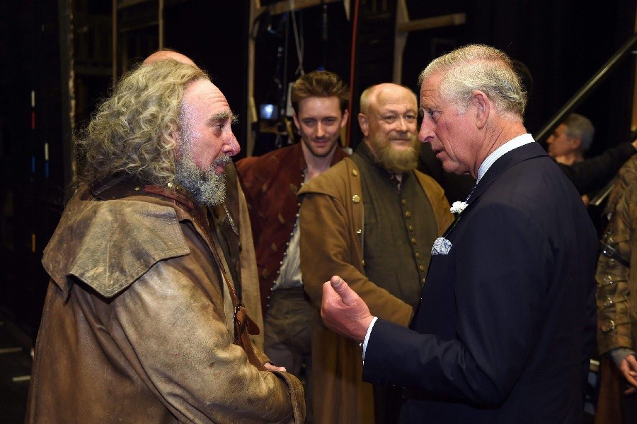 Thái tử Charles gặp Sir Antony Sher, người đã đóng vai Falstaff ttại Nhà hát Royal Shakespeare vào tháng 6 năm 2014