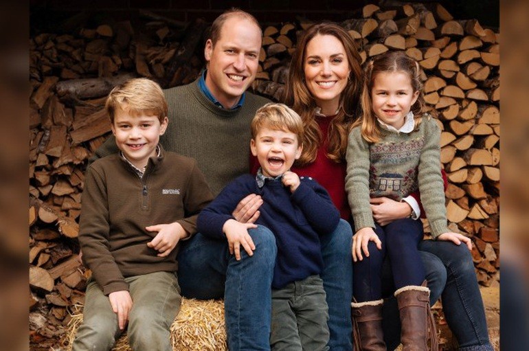 Gia đình Hoàng tử William tung ảnh mừng Giáng sinh, Công chúa Charlotte chiếm 'Spotlight'