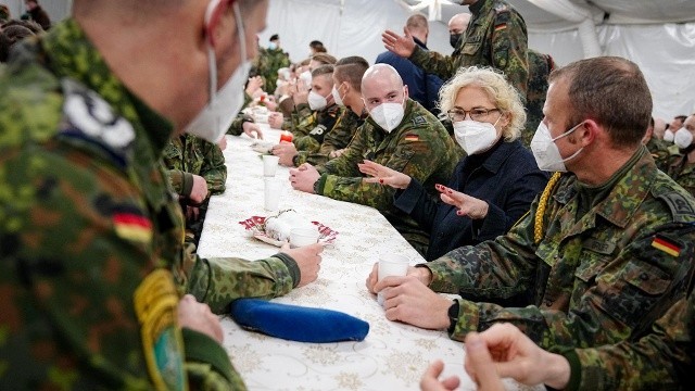 tan bo truong quoc phong duc muon ra soat toan bo su menh quan doi o nuoc ngoai