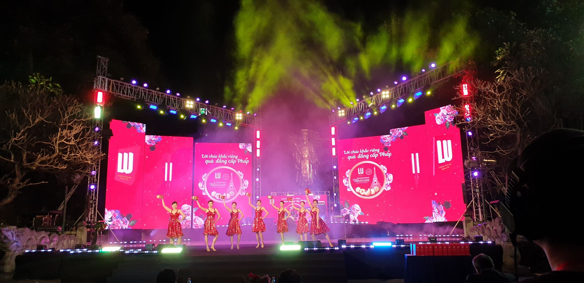 le hoi am thuc phap dao quanh nuoc phap ngay giua trai tim ha noi