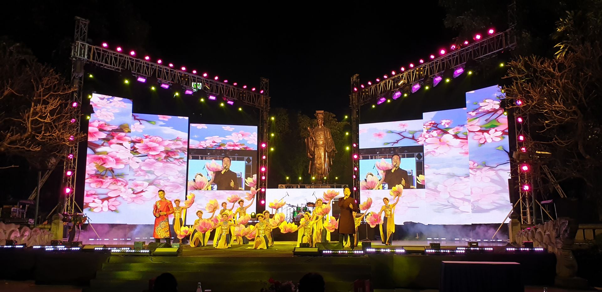 le hoi am thuc phap dao quanh nuoc phap ngay giua trai tim ha noi