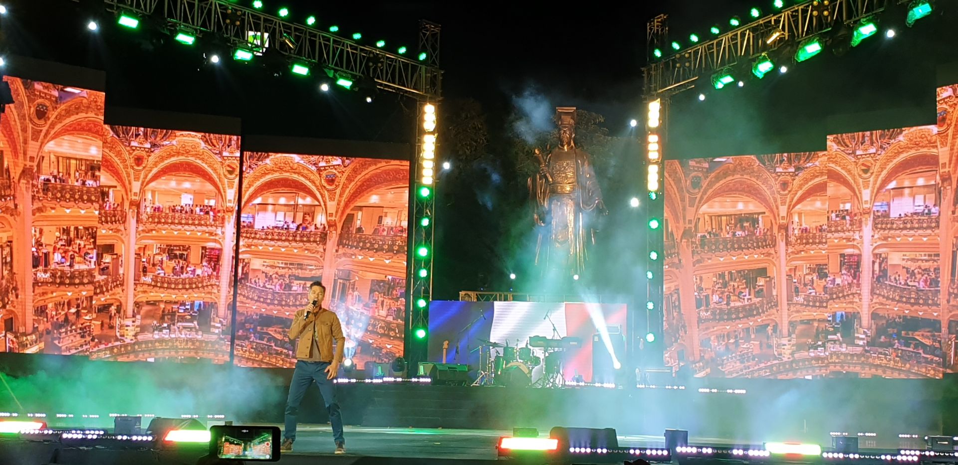 le hoi am thuc phap dao quanh nuoc phap ngay giua trai tim ha noi