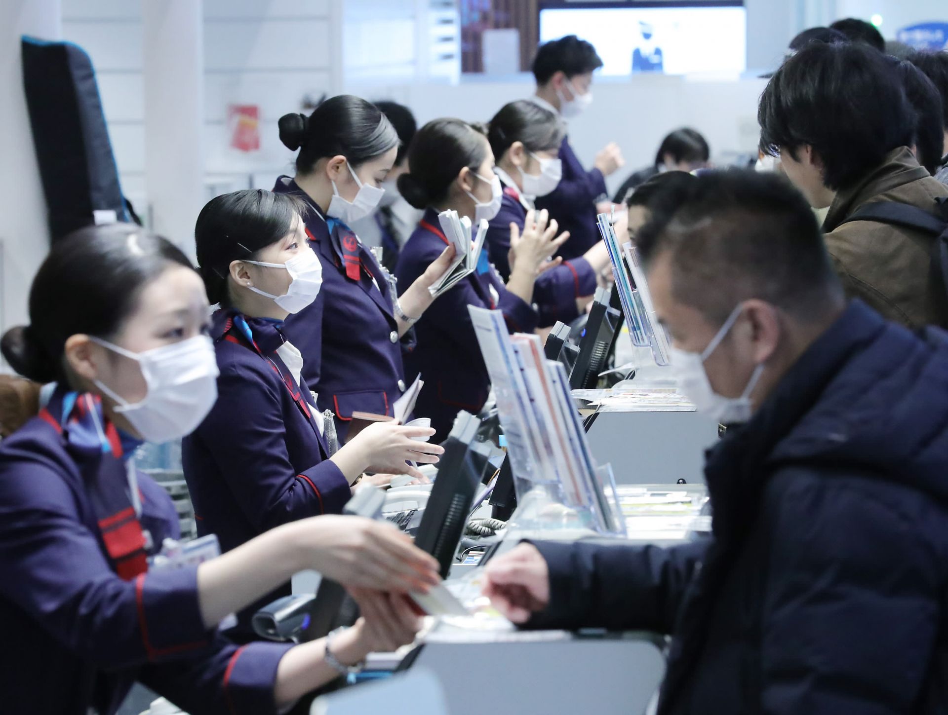 nhat ban phat hien them 3 ca nhiem virus corona dieu may bay toi vu han so tan cong dan