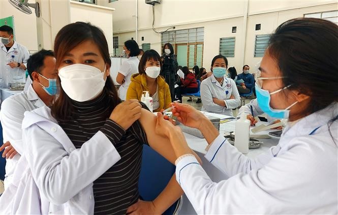 Quảng Ninh ưu tiên tiêm mũi 3 vaccine phòng COVID-19 cho đội ngũ y tế làm nhiệm vụ tuyến đầu. (Nguồn: TTXVN) Quảng Ninh ưu tiên tiêm mũi 3 vaccine phòng COVID-19 cho đội ngũ y tế làm nhiệm vụ tuyến đầu. (Nguồn: TTXVN)