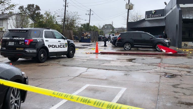 Cảnh sát Mỹ đang truy tìm một đối tượng tình nghi thực hiện một vụ xả súng vào sáng 8/1 bên ngoài một câu lạc bộ ở thành phố Houston, bang Texas, làm 1 người thiệt mạng và 2 người bị thương. (Nguồn: Foxhouston26)