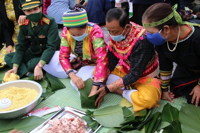  Hoạt động gói bánh chưng tại Làng Văn hóa-Du lịch các dân tộc Việt Nam. (Nguồn: Ban tổ chức)