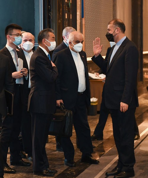 Ngoại trưởng Trung Quốc Vương Nghị và người đồng cấp Iran Hossein Amir-Abdollahian đã tiến hành hội đàm ngày 14/1. (Nguồn: CCTV)