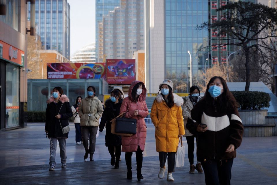 Người dân đi bộ ở Bắc Kinh, Trung Quốc ngày 13/1. (Nguồn: Reuters)