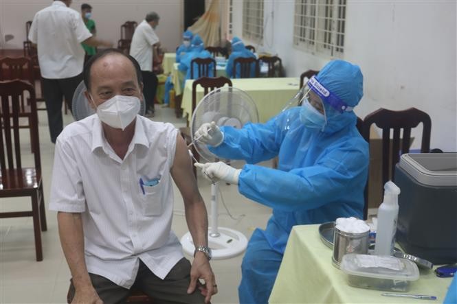 Covid-19 sáng 16/1: Tăng tốc tiêm vaccine mũi 3, ca nhiễm Omicron thứ 13 ở TP. Hồ Chí Minh, Ninh Bình tạm dừng hoạt động chốt kiểm soát