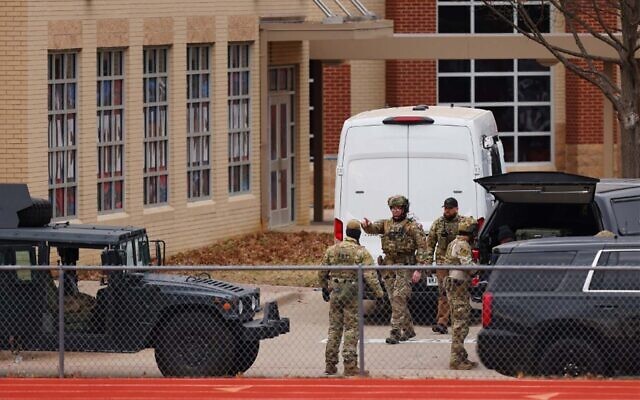 Lực lượng an ninh đang triển khai xung quanh giáo đường của Giáo đoàn Beth Israel nằm ở khu Colleyville, Đông Bắc thành phố Fort Worth - nơi diễn ra vụ bắt cóc con tin ngày 15/1. (Nguồn: AFP)