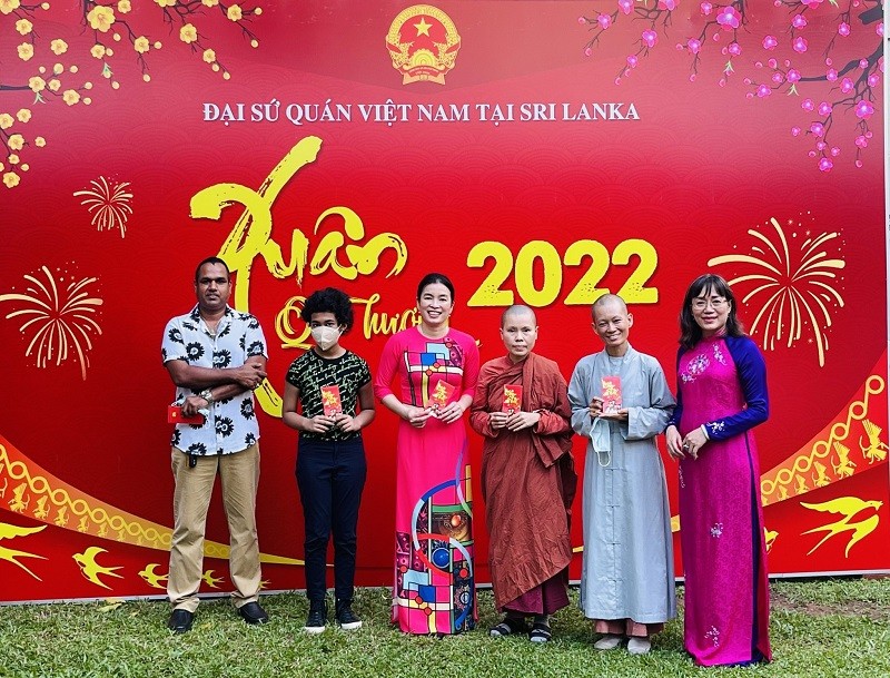 Đại sứ Hồ Thị Thanh Trúc mừng tuổi cho các cá nhân tuổi Dần.