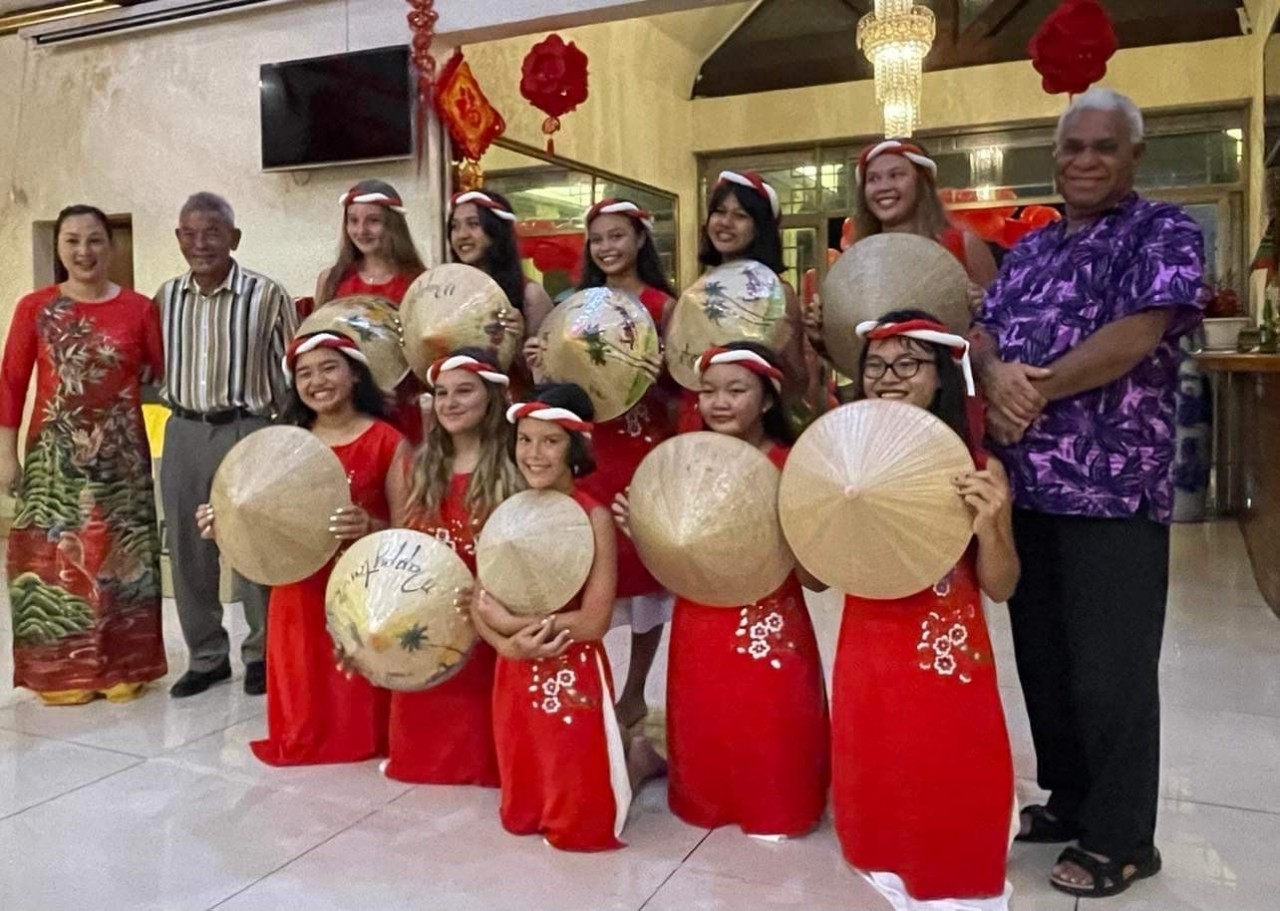Thủ tướng Vanuatu Bob Loughman chụp ảnh lưu niệm cùng cộng đồng người Việt Nam tại buổi lễ.