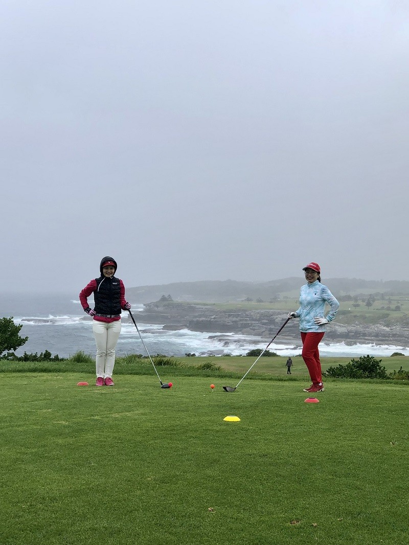 Các golfers hào hứng thi đấu bất chấp điều kiện thời tiết