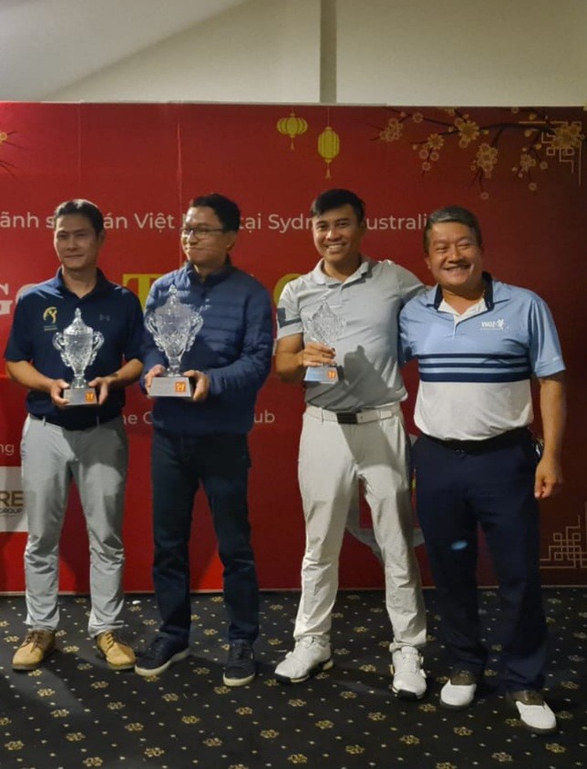 Các golfers nhận giải thưởng tại Tết Cup