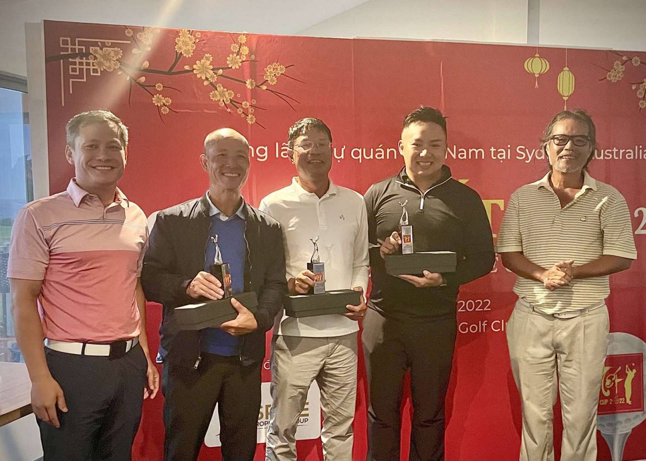 Các golfers nhận giải thưởng tại Tết Cup