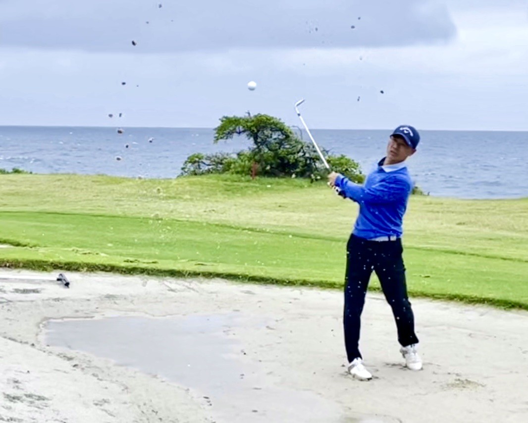 Các golfers hào hứng thi đấu bất chấp điều kiện thời tiết