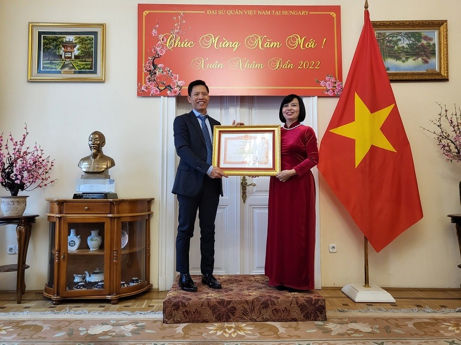 Đại sứ Nguyễn Thị Bích Thảo trao Bằng khen của Thủ tướng Chính phủ cho ông Vũ Quý Dương.