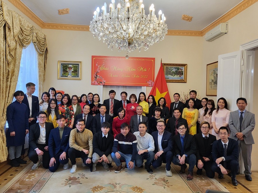 Đại sứ Nguyễn Thị Bích Thảo chụp ảnh lưu niệm với các đại biểu dự buổi lễ.