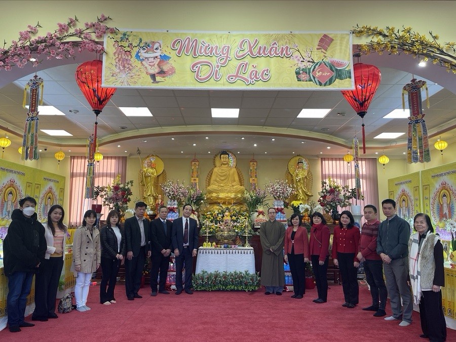 Đại sứ Nguyễn Thị Bích Thảo chụp ảnh lưu niệm với sư thầy và Phật tử tại Chùa Tuệ Giác.