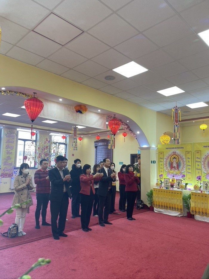 Đại sứ Nguyễn Thị Bích Thảo và cán bộ nhân viên Đại sứ quán khai xuân, lễ chùa.