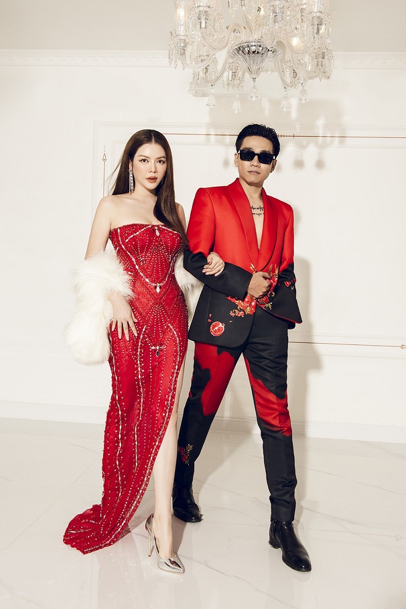 Váy cúp ngực, xẻ vạt tôn chân dài, vai trần sexy cho Lý Nhã Kỳ khi sánh đôi rapper nổi tiếng.