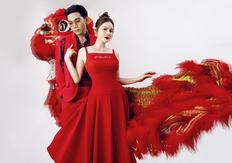 Cả hai chọn trang phục đỏ chụp ảnh mừng năm mới với mong muốn gặp nhiều may mắn, thuận lợi trong công việc, cuộc sống.