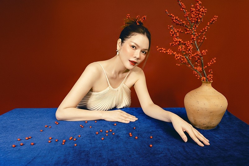 Bộ ảnh do stylist Trang Nhẹ Nhàng, chuyên gia trang điểm và làm tóc Quân Nguyễn, Pu Lê, làm móng Kelly Pang, ánh sáng Nguyen Duy, các nhà thiết kế Nguyễn Minh Tuấn, Nguyen Tung Chinh, Linh Phung, Trần An Vi, Cici, Elpis, White Plan by Ha Thanh Viet, phụ k